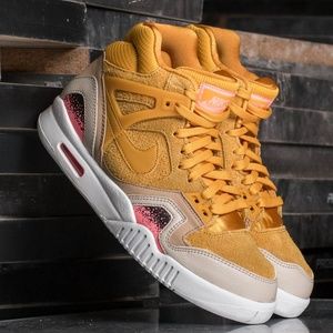 Nike Air Tech Challenge II SE Womens Suede Tennis